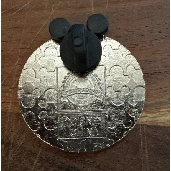 Disney Mickey Trading Pin Pirates Of The Caribbean Pirate Flag Red Silver Authen - Picture 2 of 5